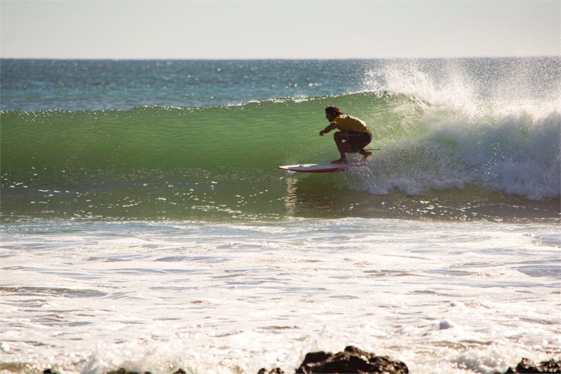 Surfista en Playa Naranjo, Costa Rica